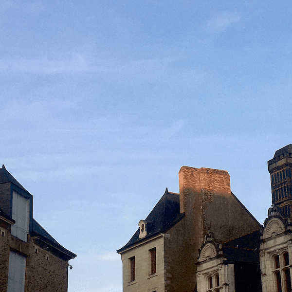 Morceau d'un toit éclairé par le soleil couchant