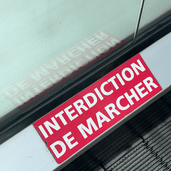 Un écriteau Ne Pas Marcher