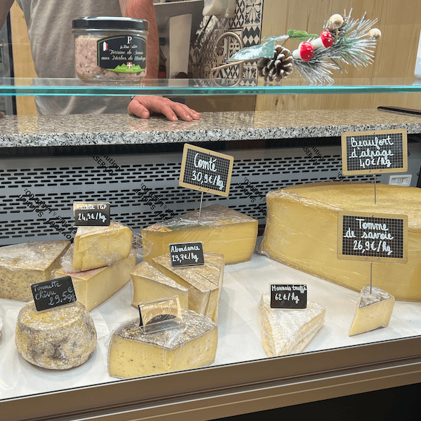 Un étal de fromage de montagne