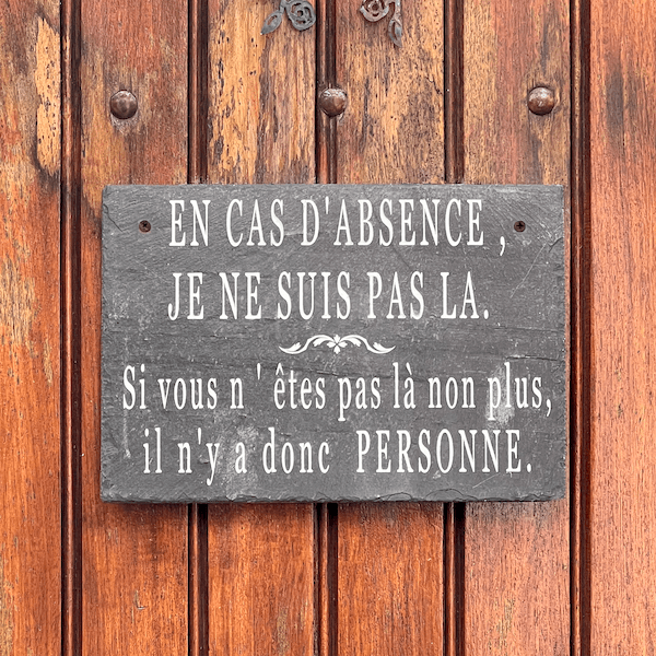 Écriteau: En cas d'absence, je ne suis pas là. Si vous n'êtes pas là non plus, il n'y a donc personne