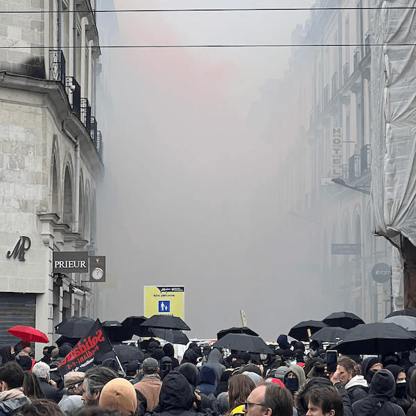 Nuage de lacrymogène à la marge d'une manifestation