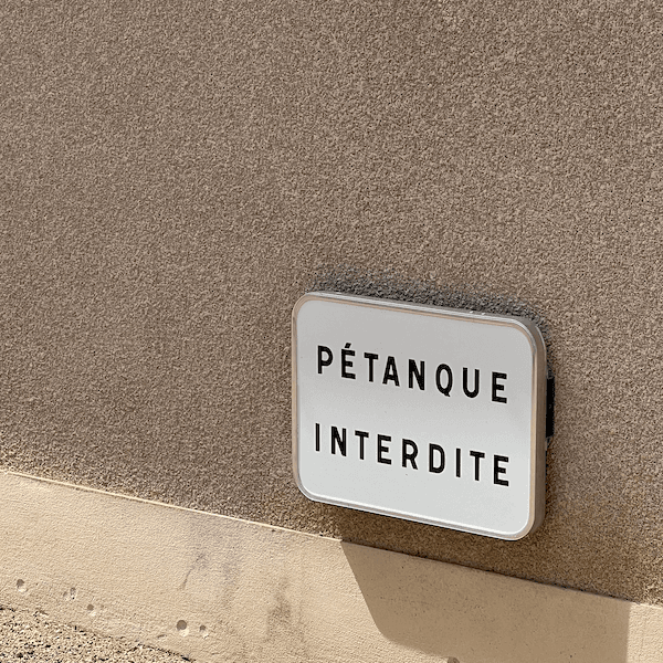 une pancarte Pétanque interdite