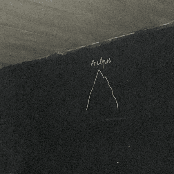 Photo d'un mur noir avec un dessin minimalist d'une montagne et le texte Aalpes