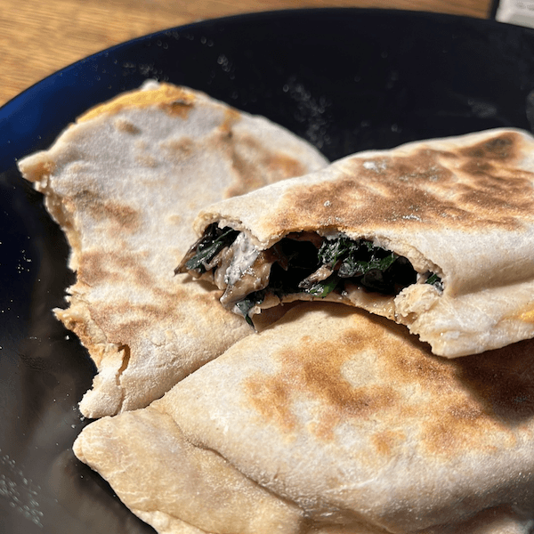 Trois borek dans une assiette