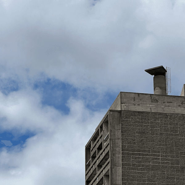 Morceau de la cité radieuse de Rezé avec un ciel nuageux en fond