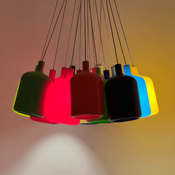 Un luminaire composé de plusieurs lampes colorées