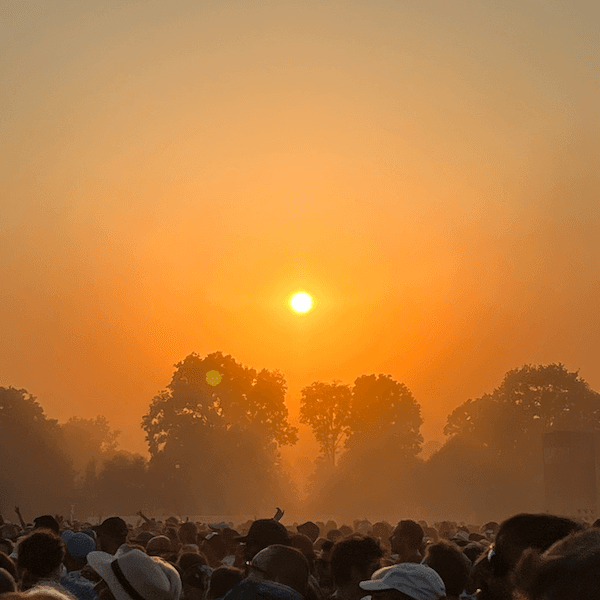 coucher de soleil sur un public de concert aux Vielles Charrues