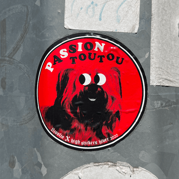 Un sticker représentant un chien titré Passion Toutou