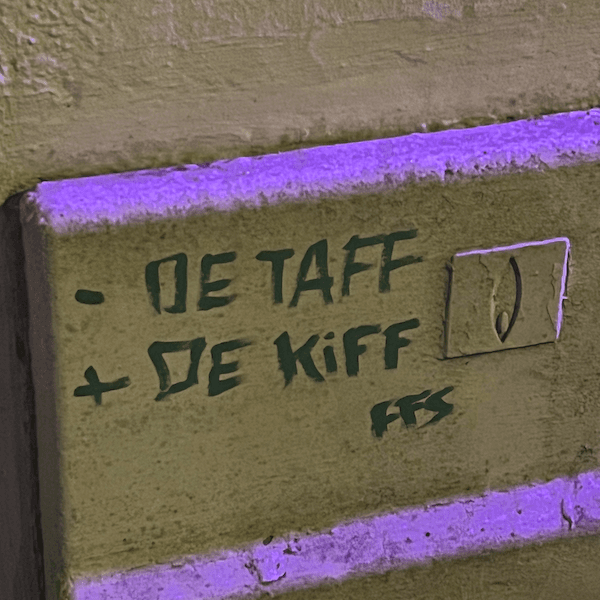 tag moins de taf plus de kiff sur un mur