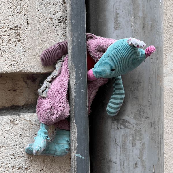 peluche abandonnée sur un poteau