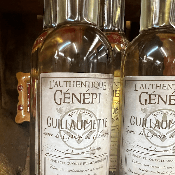 bouteille de génépi s'appellant guillaumette