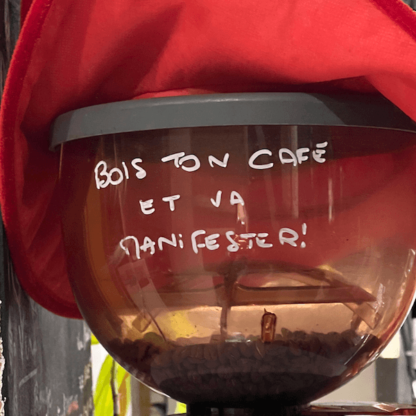 cafetière sur laquelle est marqué : bois ton café et va manifester