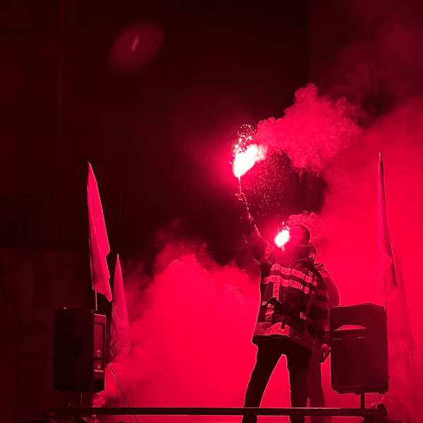 manifestant tenant un fumigène