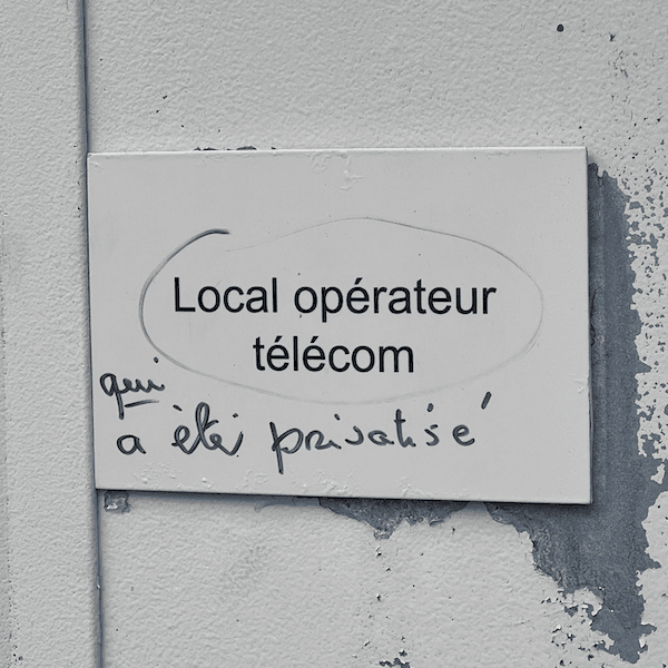 Écriteau 'Local opérateur télécom' où il a été taggé 'qui a été privatisé'