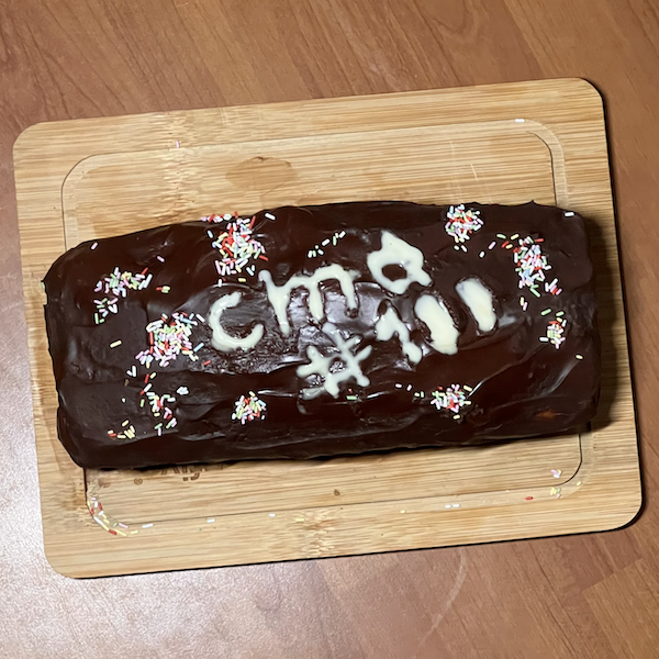 Un gâteau sur lequel est écrit cmd#100