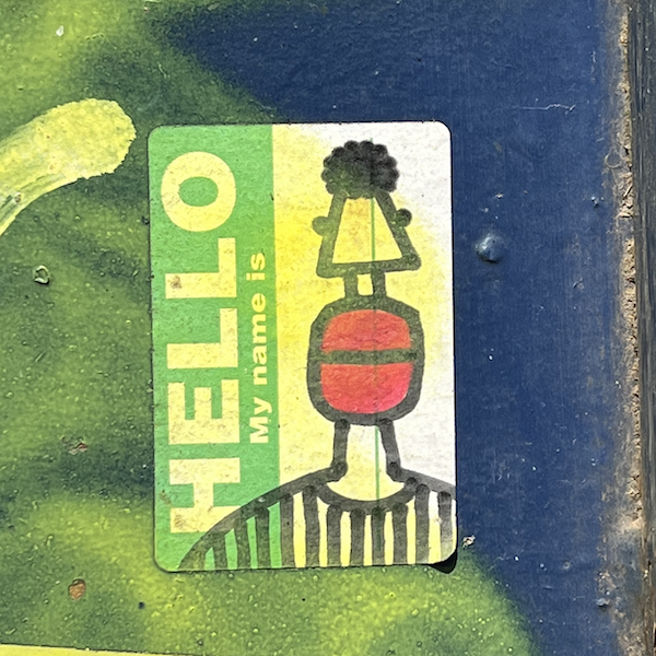 Un sticker Hello avec une figure de personage