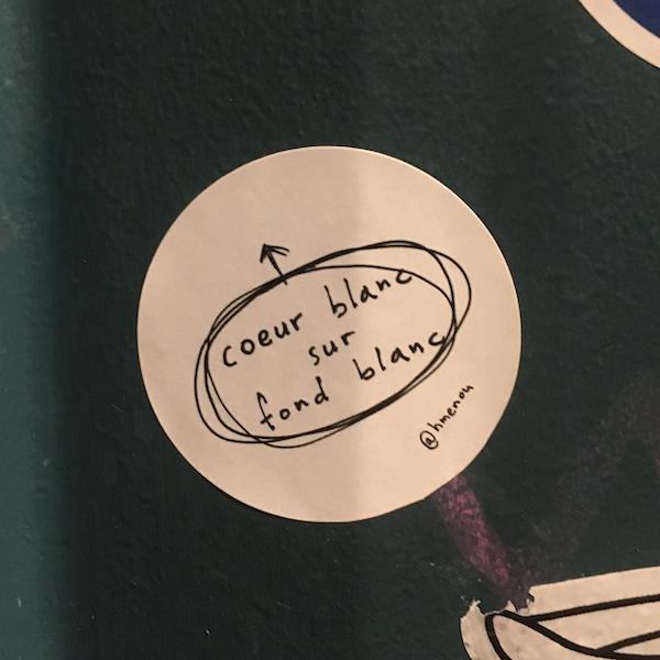 Un sticker sur un mur