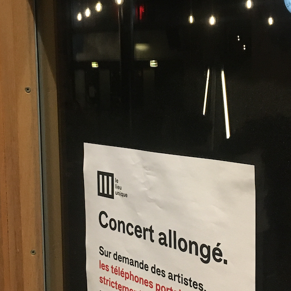 Morceau d'affiche qui indique : Concert allongé