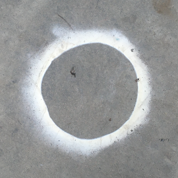 Un cercle blan dessiné sur le sol