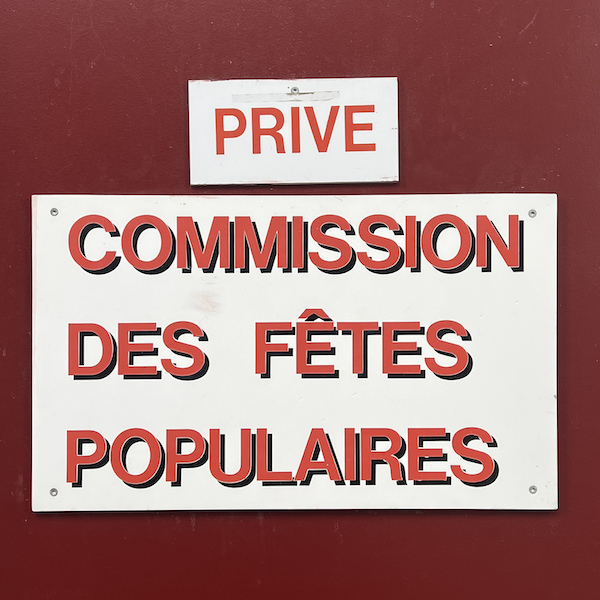 Une pancarte 'Privé Commission des fêtes populaires'