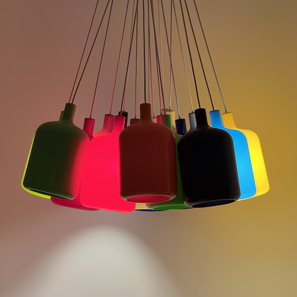 Un luminaire composé de plusieurs lampes colorées