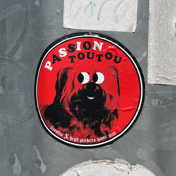 Un sticker représentant un chien titré Passion Toutou