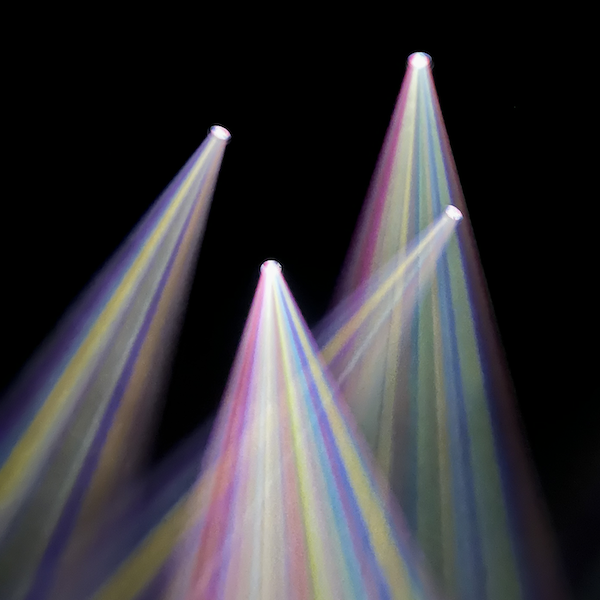Lumières multicolores depuis des projecteurs de salle de concert