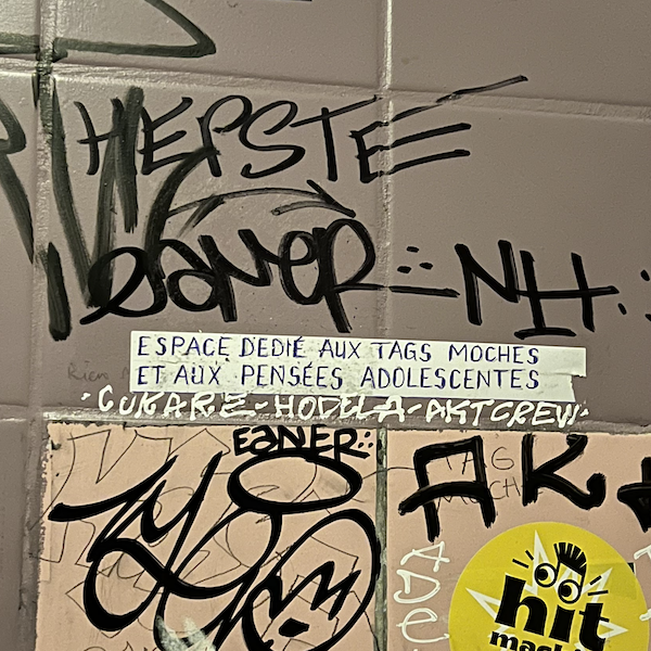 inscription sur un mur carrelé : espace dédié aux tags moches et aux pensées adolescentes