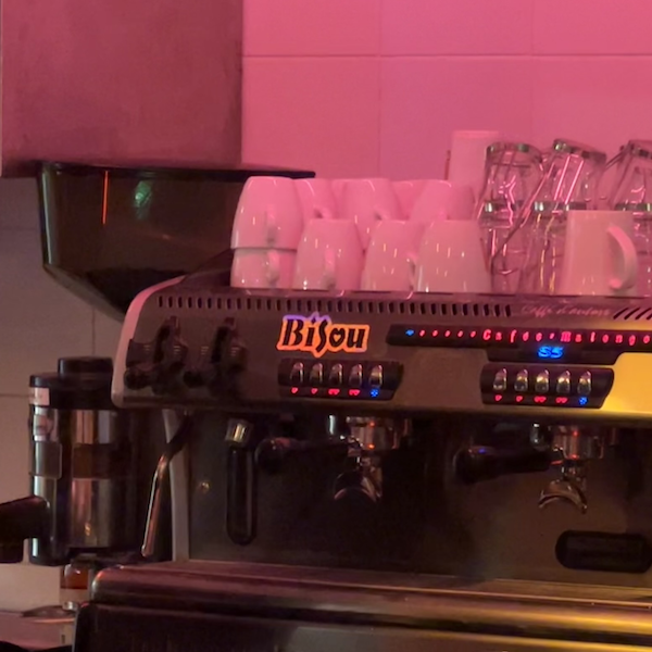 Une machine à café de la marque Bisou