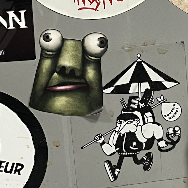 Des stickers : unt ête d'animal vert et un personnage qui court avec un sac à dos chargé